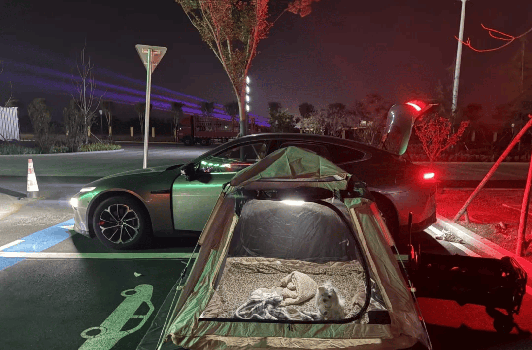 庆期间年轻人旅行掀起“帐篷过夜”热潮pg电子免费模拟器不住酒店住帐篷！国(图2)