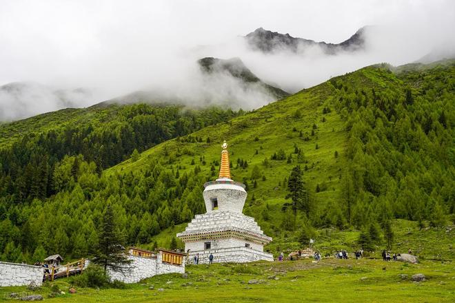 长穿毕徒步地理手册：沉浸式穿越神山秘境pg电子娱乐平台此生必走！收好四姑娘山(图3)